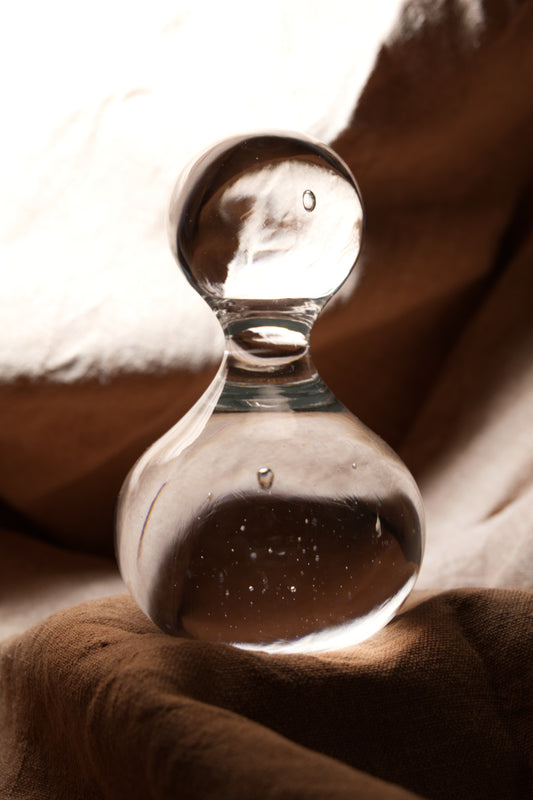 Das Foto zeigt die Massagekugel "Lottchen" aus Glas von der Marke Labim