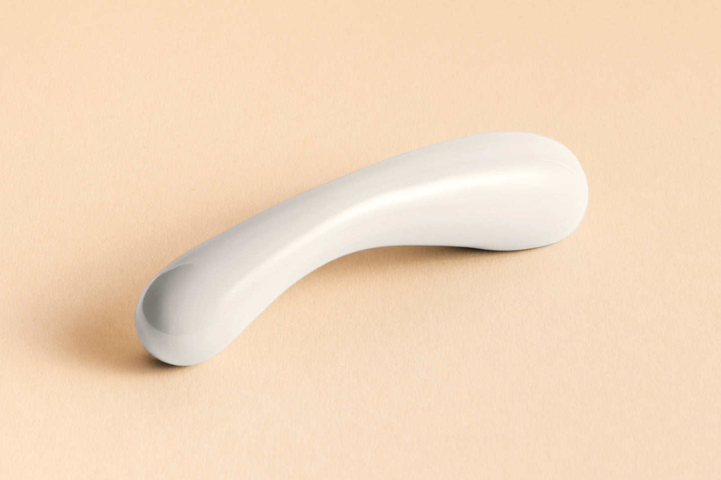 Darstellung des edlen Dildos "Clara" aus Porzellan in Weiß