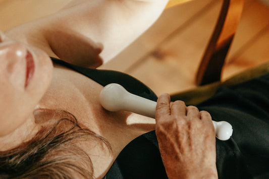 Darstellung des edlen Porzellan-Dildos "Helen" in Weiß