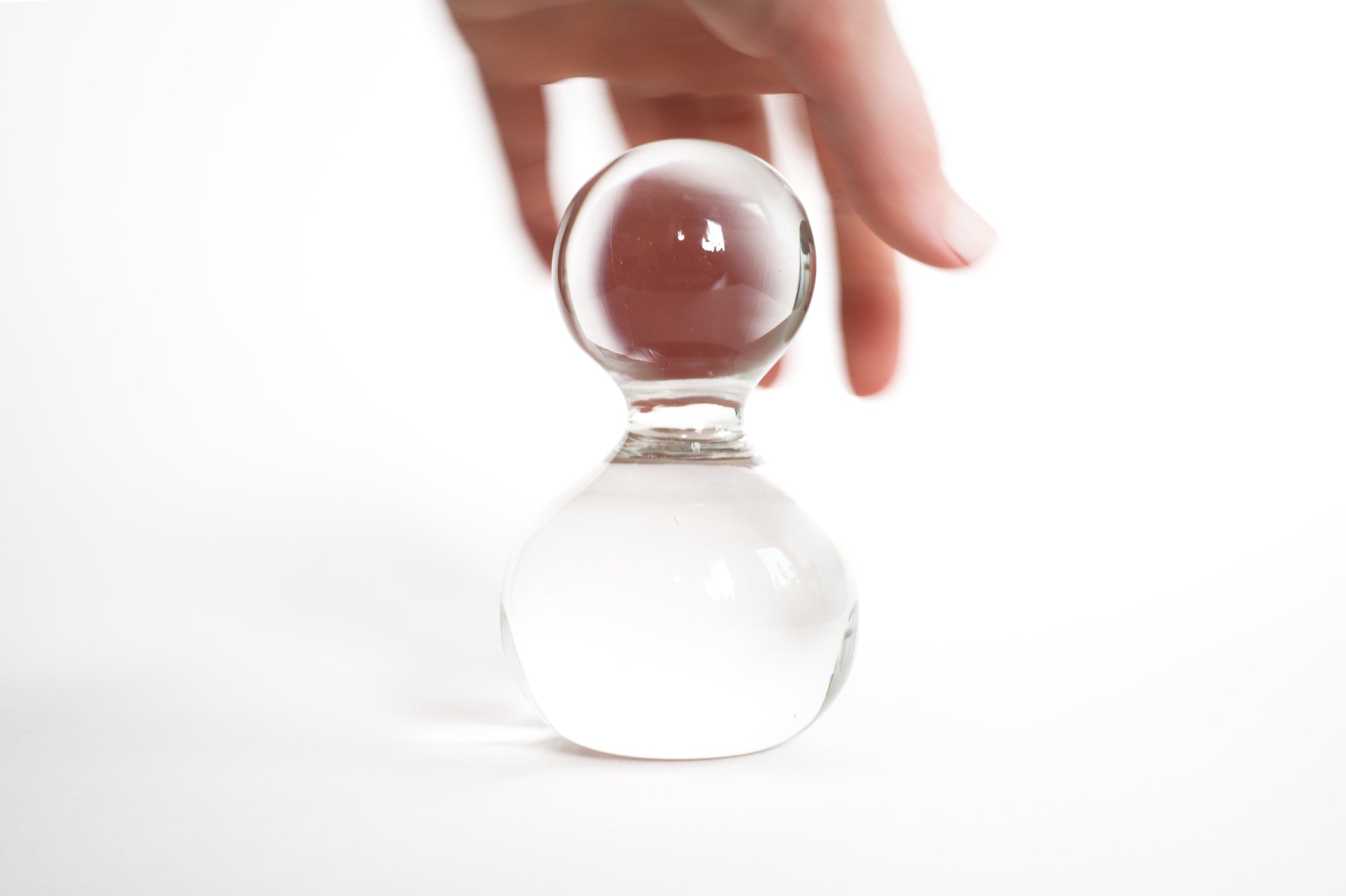 Design-Studio Labim: Zu sehen ist die Massagekugel "Lottchen" aus Glas mit zwei Segmenten. Das untere Segment ist breiter, als das obere.