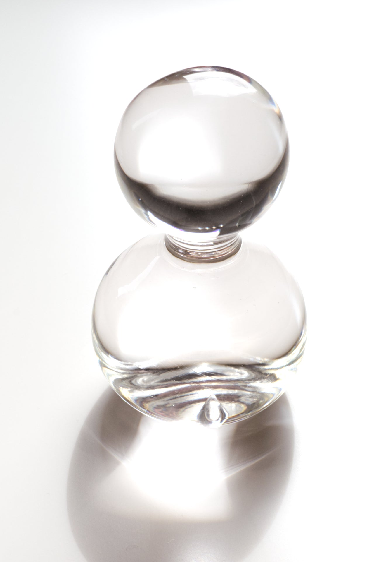 Design-Studio Labim: Das Bild zeigt die Massagekugel "Lottchen" aus Glas mit zwei Segmenten. 