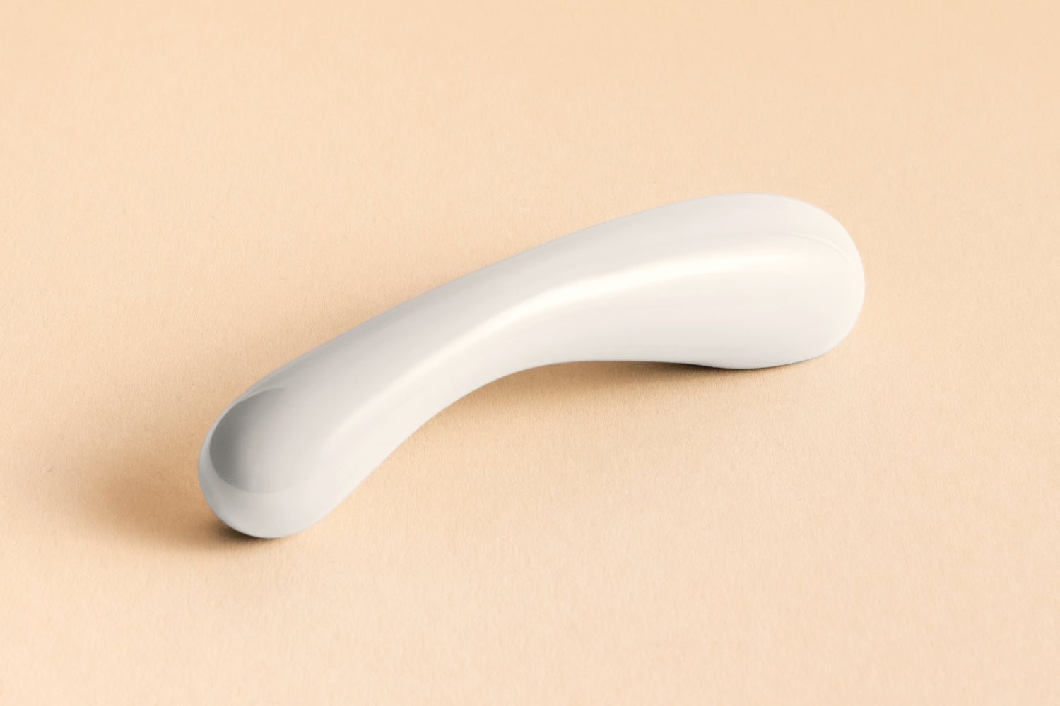 Darstellung des edlen Dildos "Clara" aus Porzellan in Weiß
